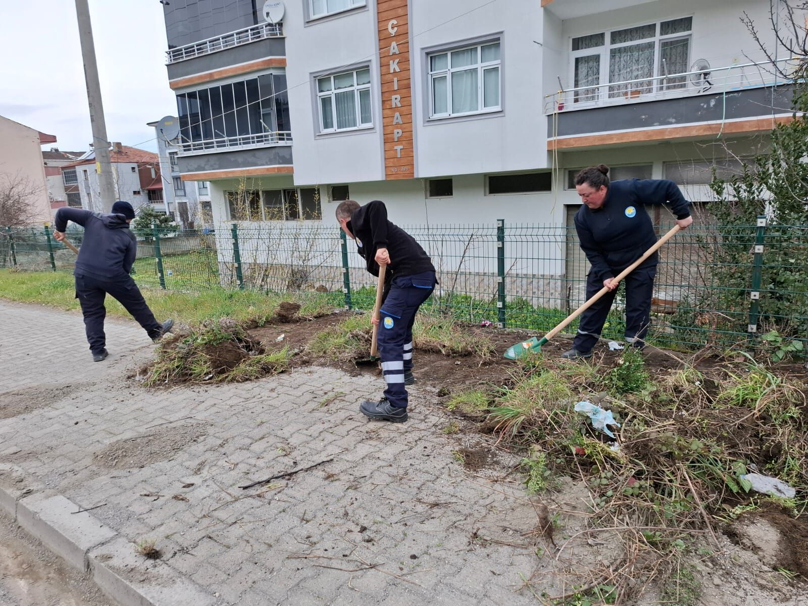 Yakakent Belediyesi’nden Anayol Kenarlarında Kapsamlı Temizlik Çalışması (11)