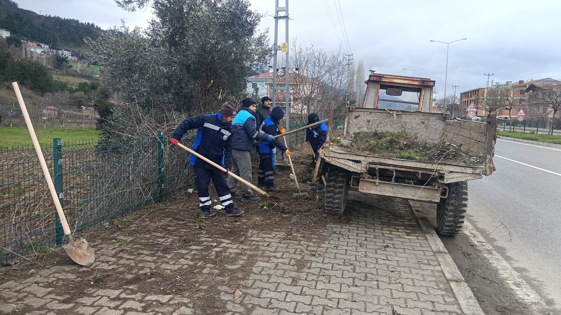 Yakakent Belediyesi’nden Anayol Kenarlarında Kapsamlı Temizlik Çalışması (12)