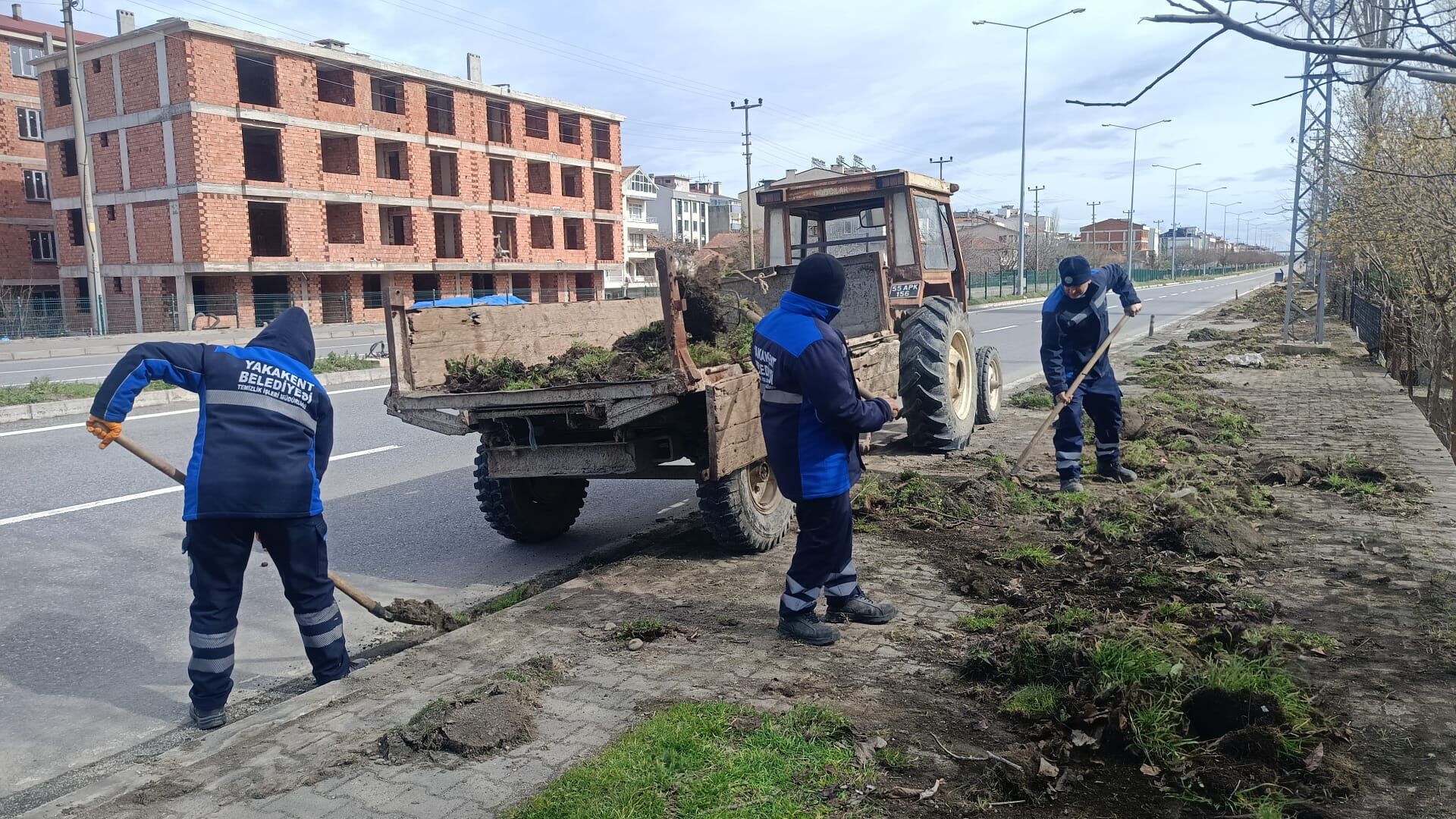 Yakakent Belediyesi’nden Anayol Kenarlarında Kapsamlı Temizlik Çalışması (14)