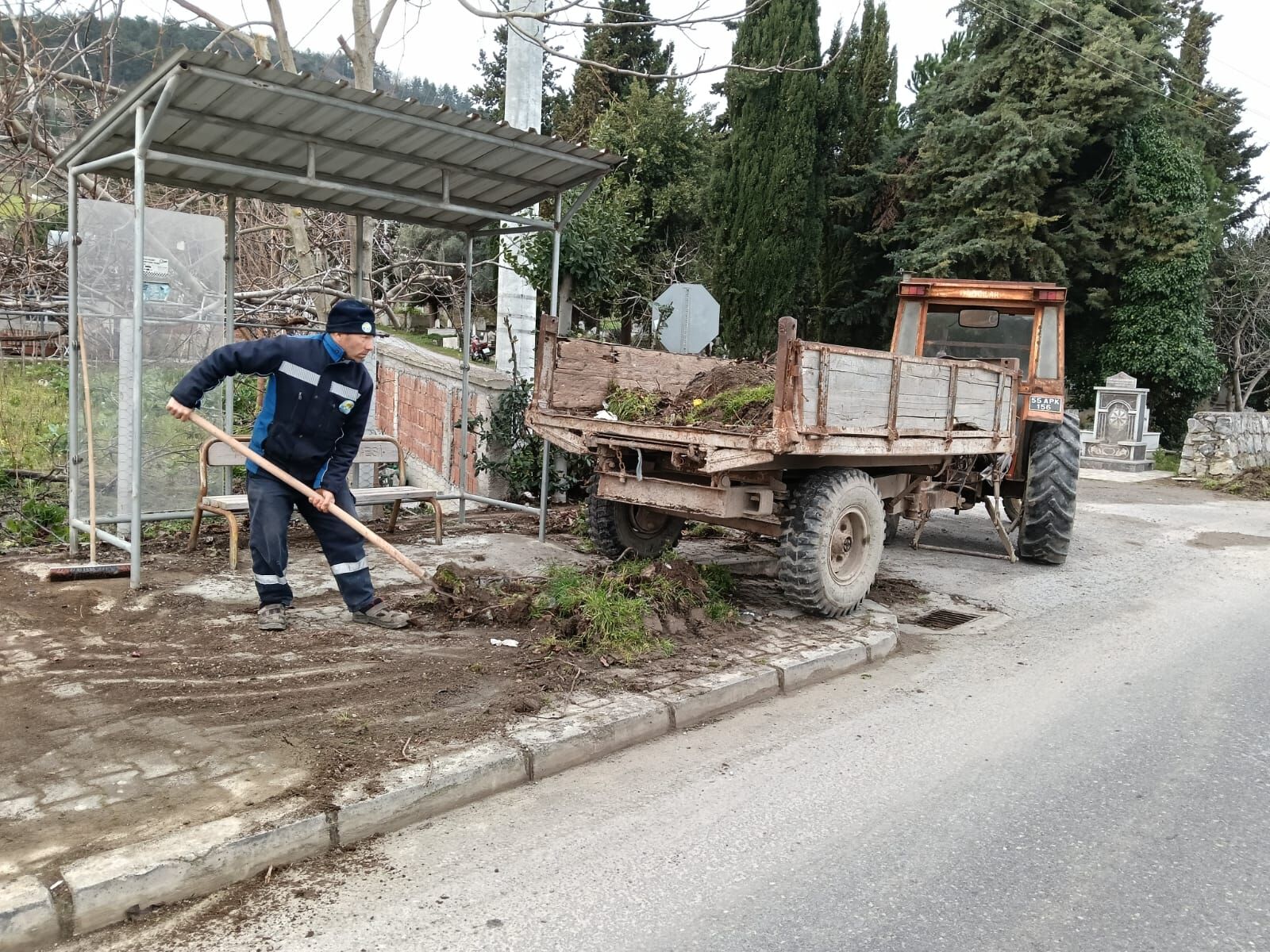 Yakakent Belediyesi’nden Anayol Kenarlarında Kapsamlı Temizlik Çalışması (15)