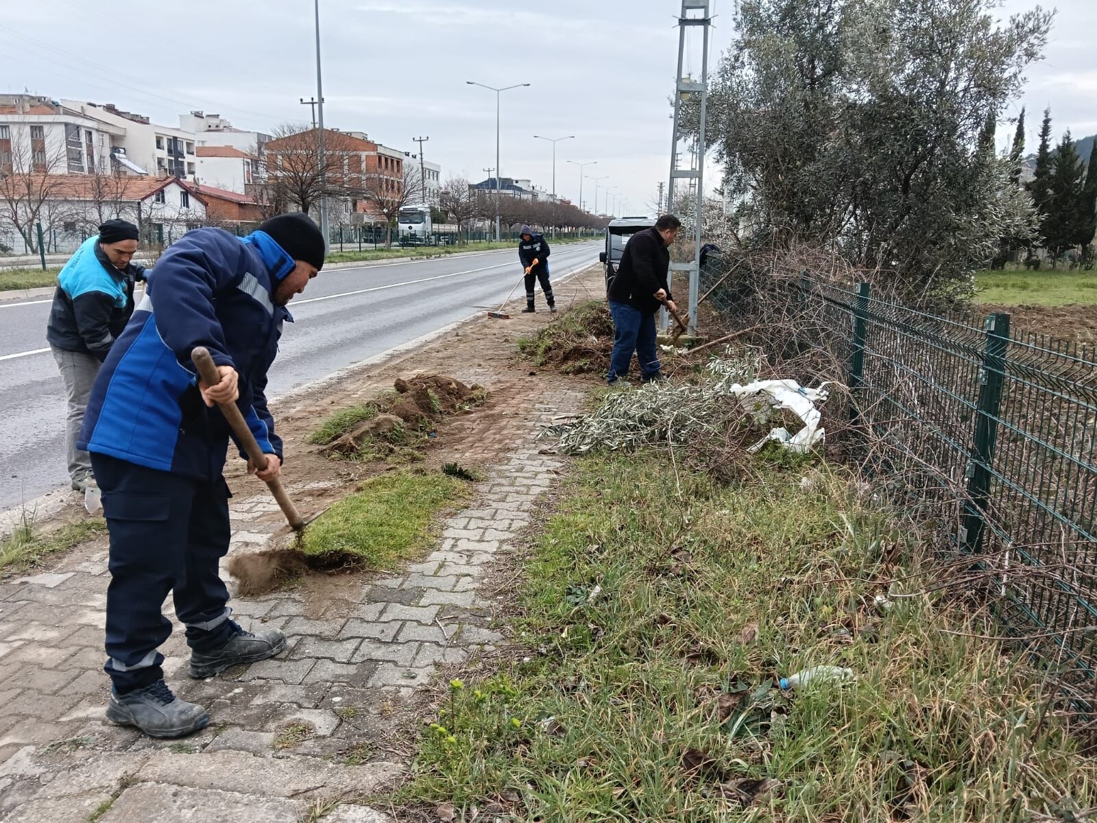 Yakakent Belediyesi’nden Anayol Kenarlarında Kapsamlı Temizlik Çalışması (2)