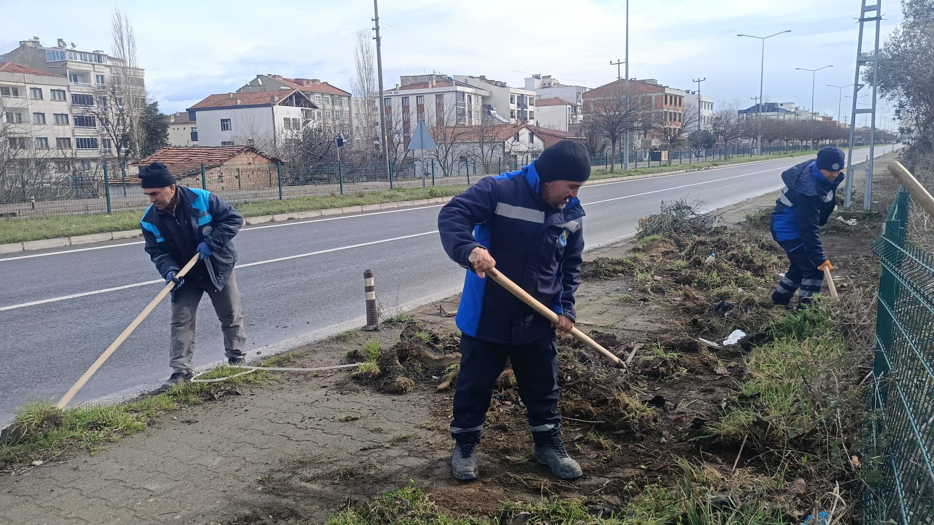 Yakakent Belediyesi’nden Anayol Kenarlarında Kapsamlı Temizlik Çalışması (3)