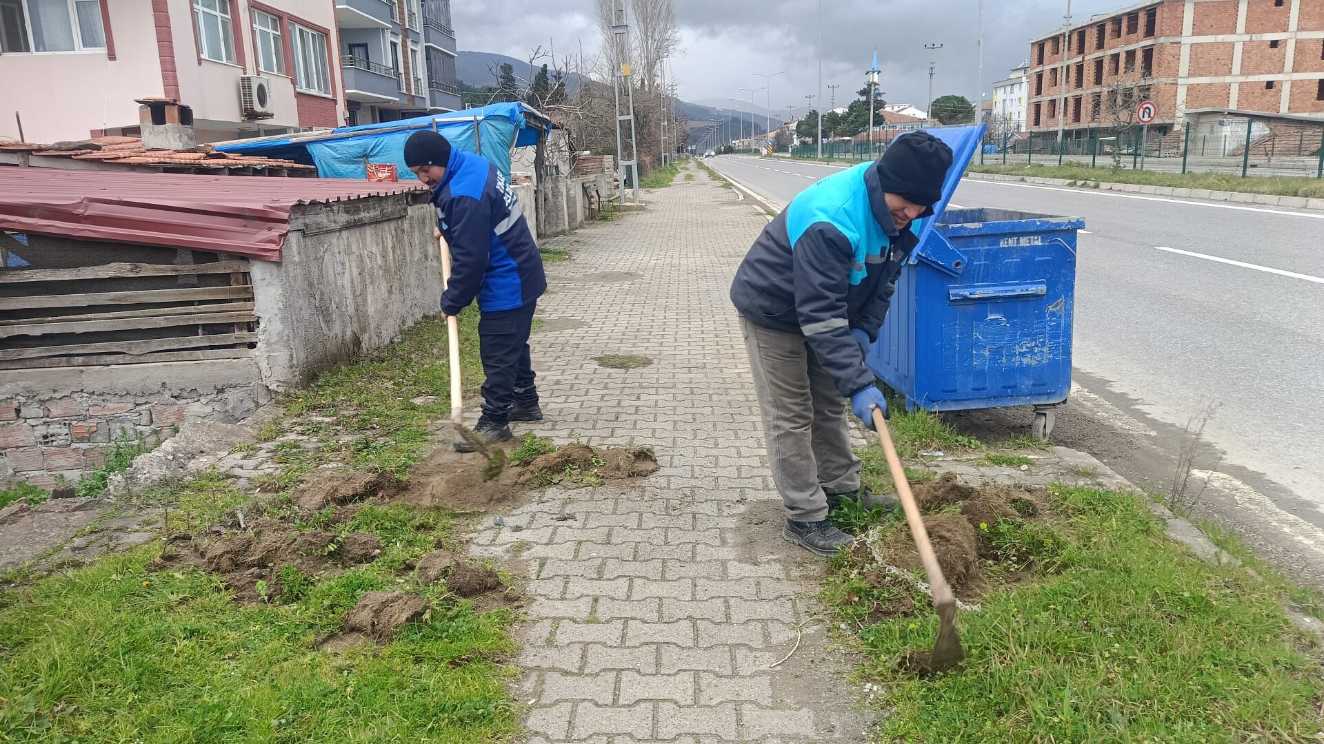 Yakakent Belediyesi’nden Anayol Kenarlarında Kapsamlı Temizlik Çalışması (4)
