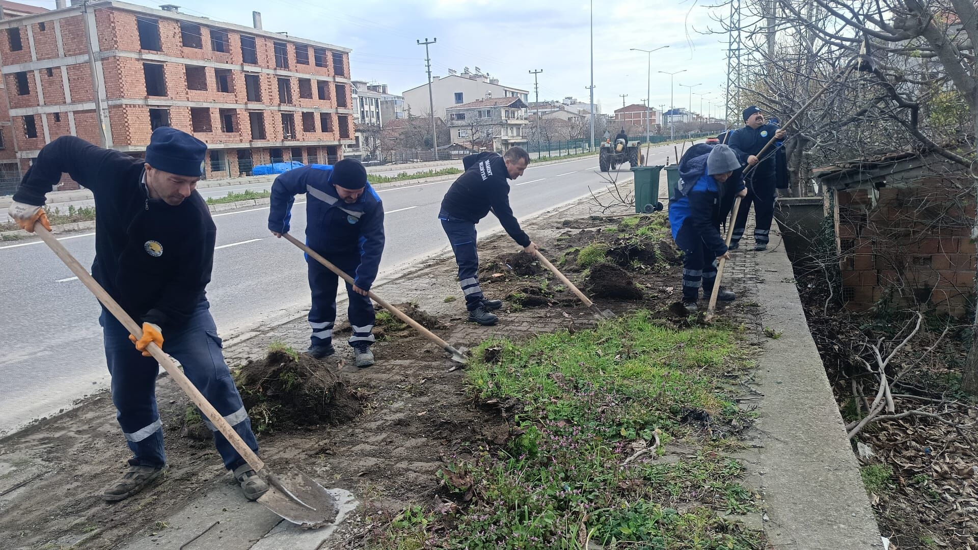 Yakakent Belediyesi’nden Anayol Kenarlarında Kapsamlı Temizlik Çalışması (5)