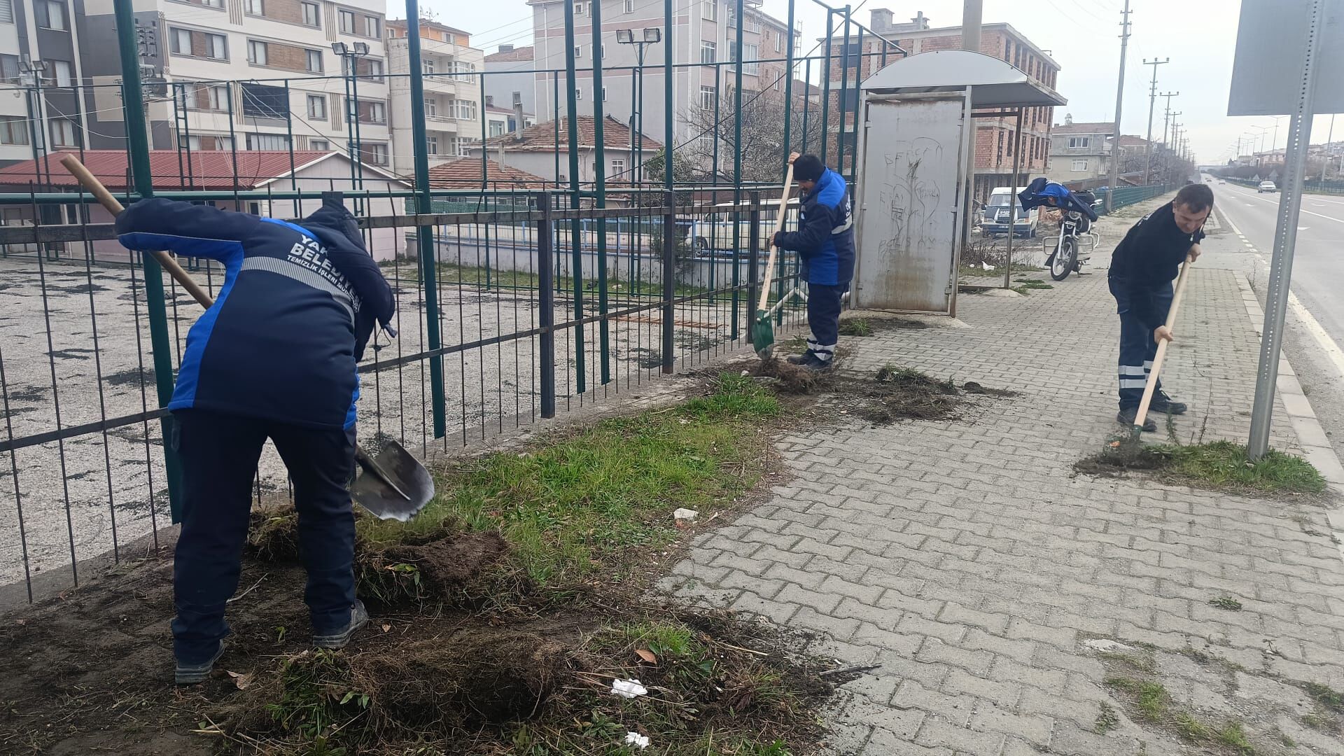 Yakakent Belediyesi’nden Anayol Kenarlarında Kapsamlı Temizlik Çalışması (6)