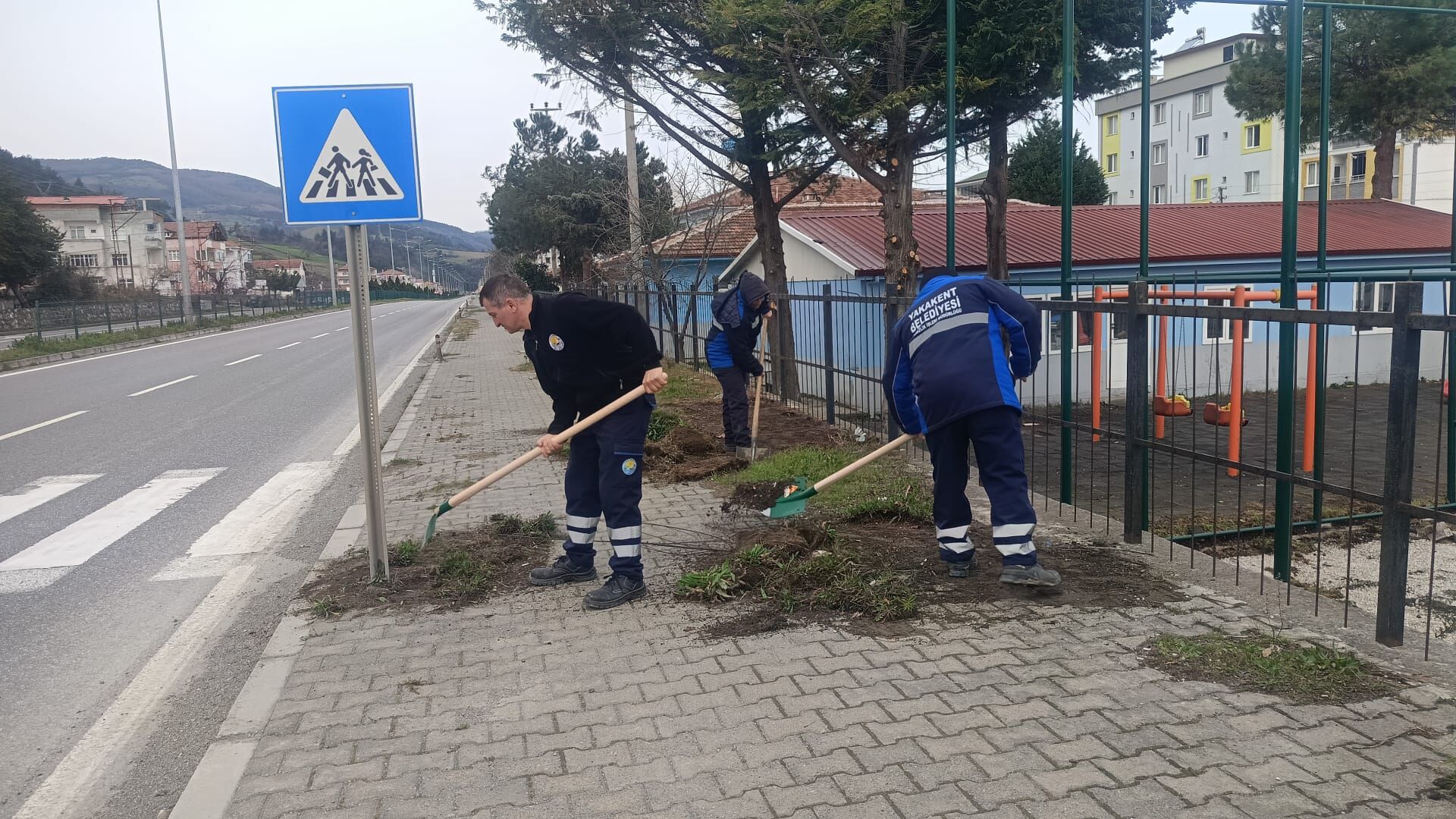 Yakakent Belediyesi’nden Anayol Kenarlarında Kapsamlı Temizlik Çalışması (7)