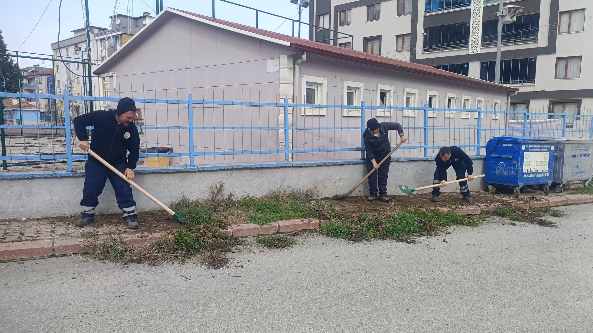 Yakakent Belediyesi’nden Anayol Kenarlarında Kapsamlı Temizlik Çalışması (8)