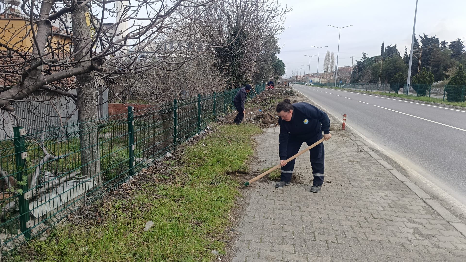 Yakakent Belediyesi’nden Anayol Kenarlarında Kapsamlı Temizlik Çalışması (9)
