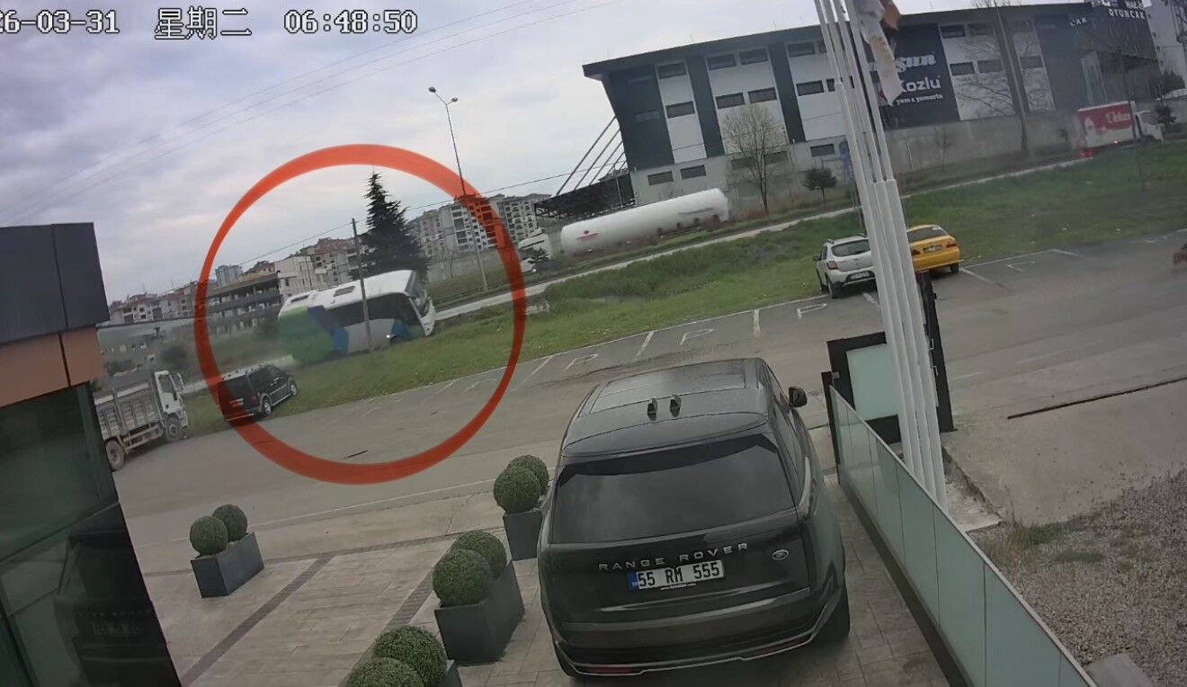 Yarışmadan Dönen Öğrencileri Taşıyan Aracın Kaza Anı Güvenlik Kamerasına Yansıdı (1)