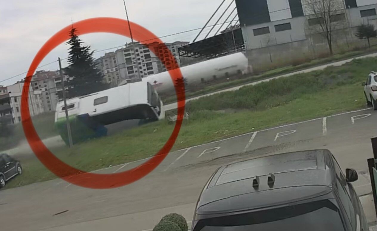 Yarışmadan Dönen Öğrencileri Taşıyan Aracın Kaza Anı Güvenlik Kamerasına Yansıdı (3)