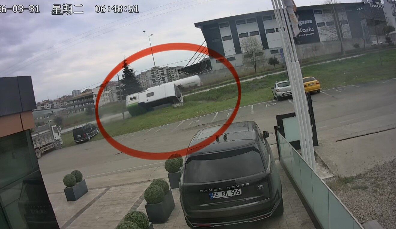Yarışmadan Dönen Öğrencileri Taşıyan Aracın Kaza Anı Güvenlik Kamerasına Yansıdı (4)