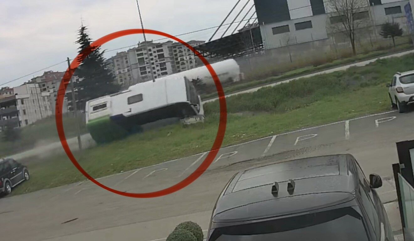 Yarışmadan Dönen Öğrencileri Taşıyan Aracın Kaza Anı Güvenlik Kamerasına Yansıdı (5)