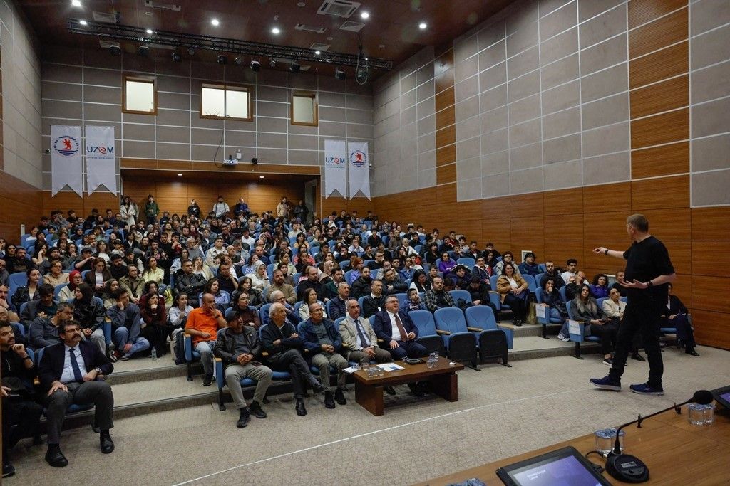 NASA'daki Türk bilim adamı Dr. Umut Yıldız, OMÜ'de evrenin sırlarını anlattı