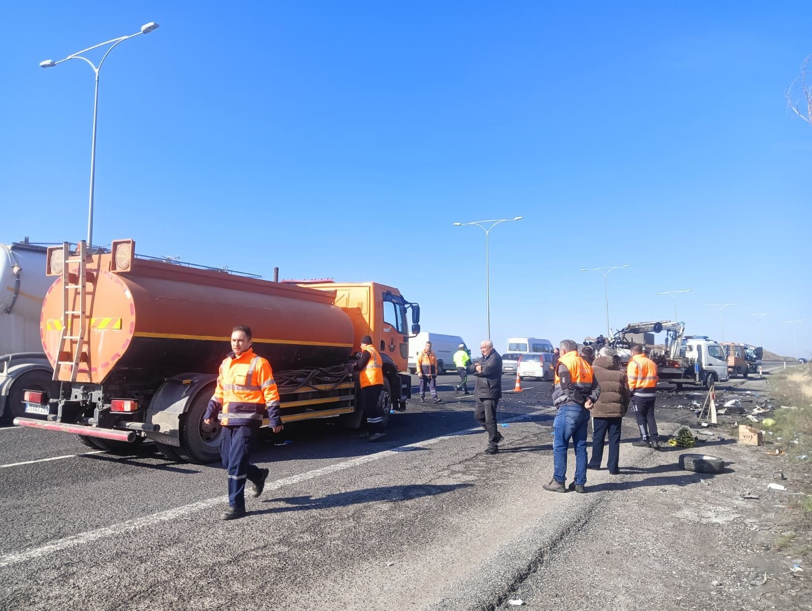 Ankara'da Iki Araç Kafa Kafaya Çarpıştı
