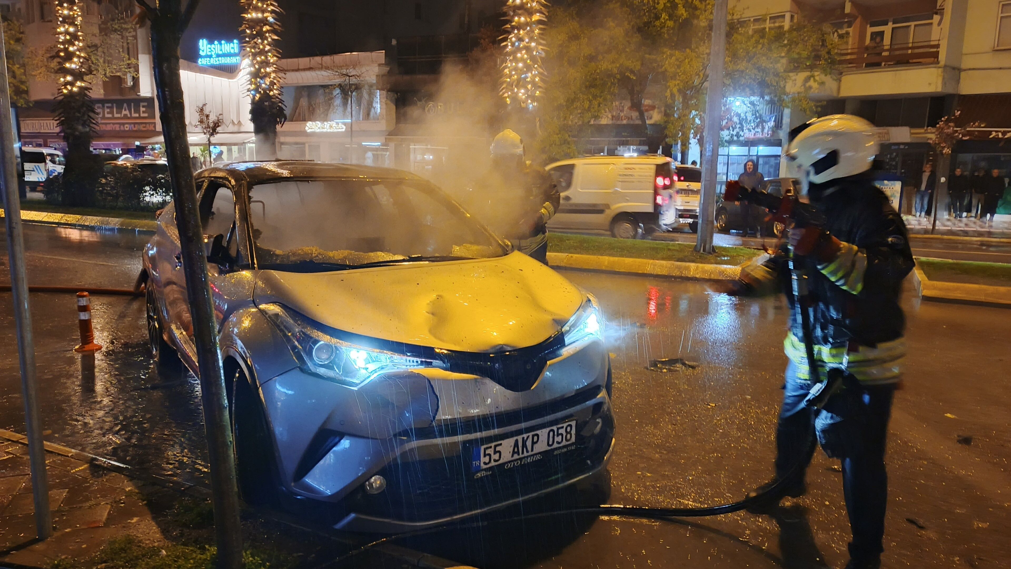 Bafra'da Babasıyla Tartıştı, Park Halindeki Aracı Yaktı (3)