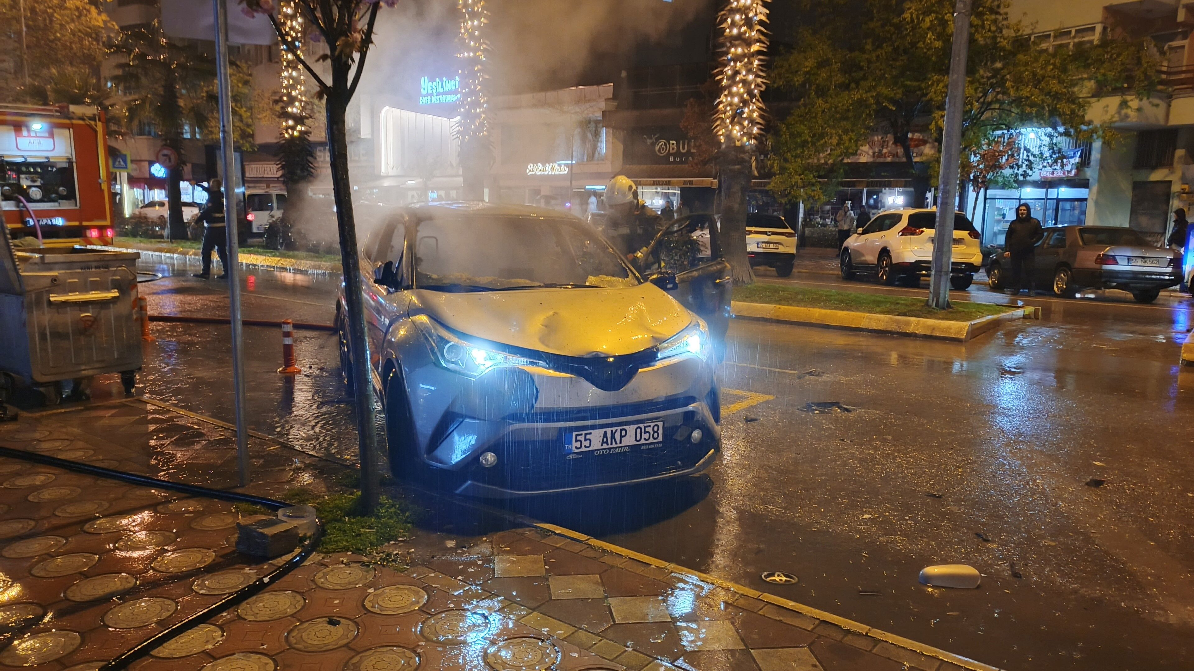 Bafra'da Babasıyla Tartıştı, Park Halindeki Aracı Yaktı (4)