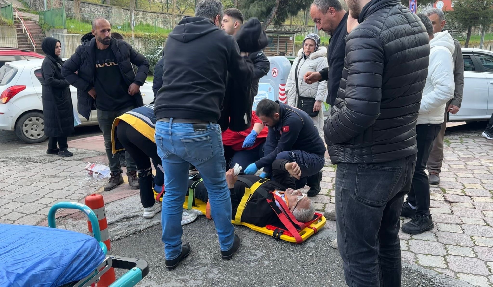 Genç Sürücünün Direksiyon Hakimiyetini Kaybettiği Araç Kaldırıma Çıktı