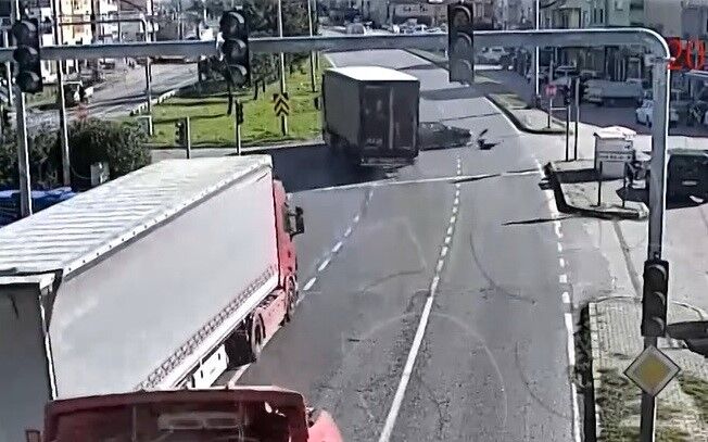 Kural Ihlalleri Kazalara Yol Açtı O Anlar Kameralara Yansıdı (2)