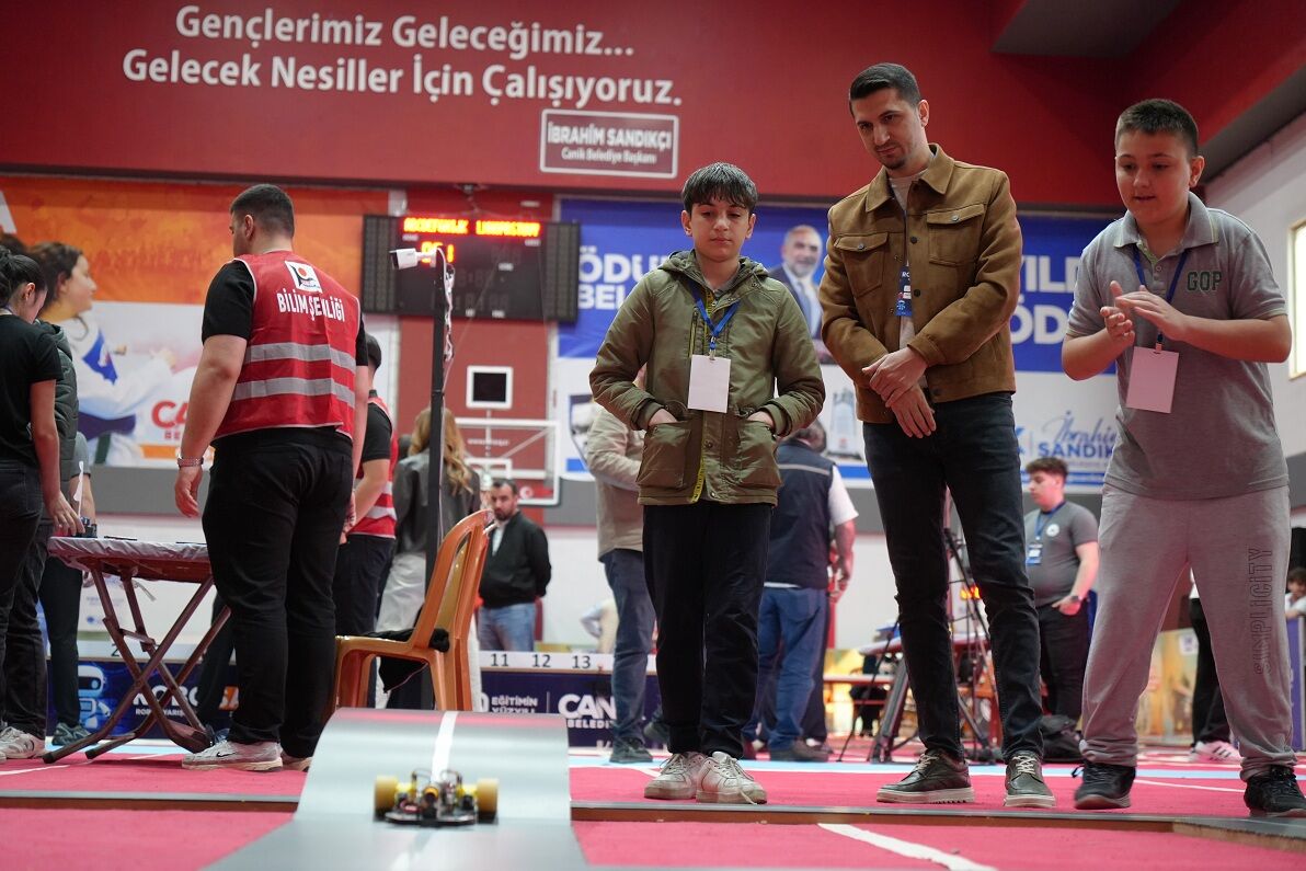 Samsun'da Genç Kaşifler Robotlarıyla Sahnede