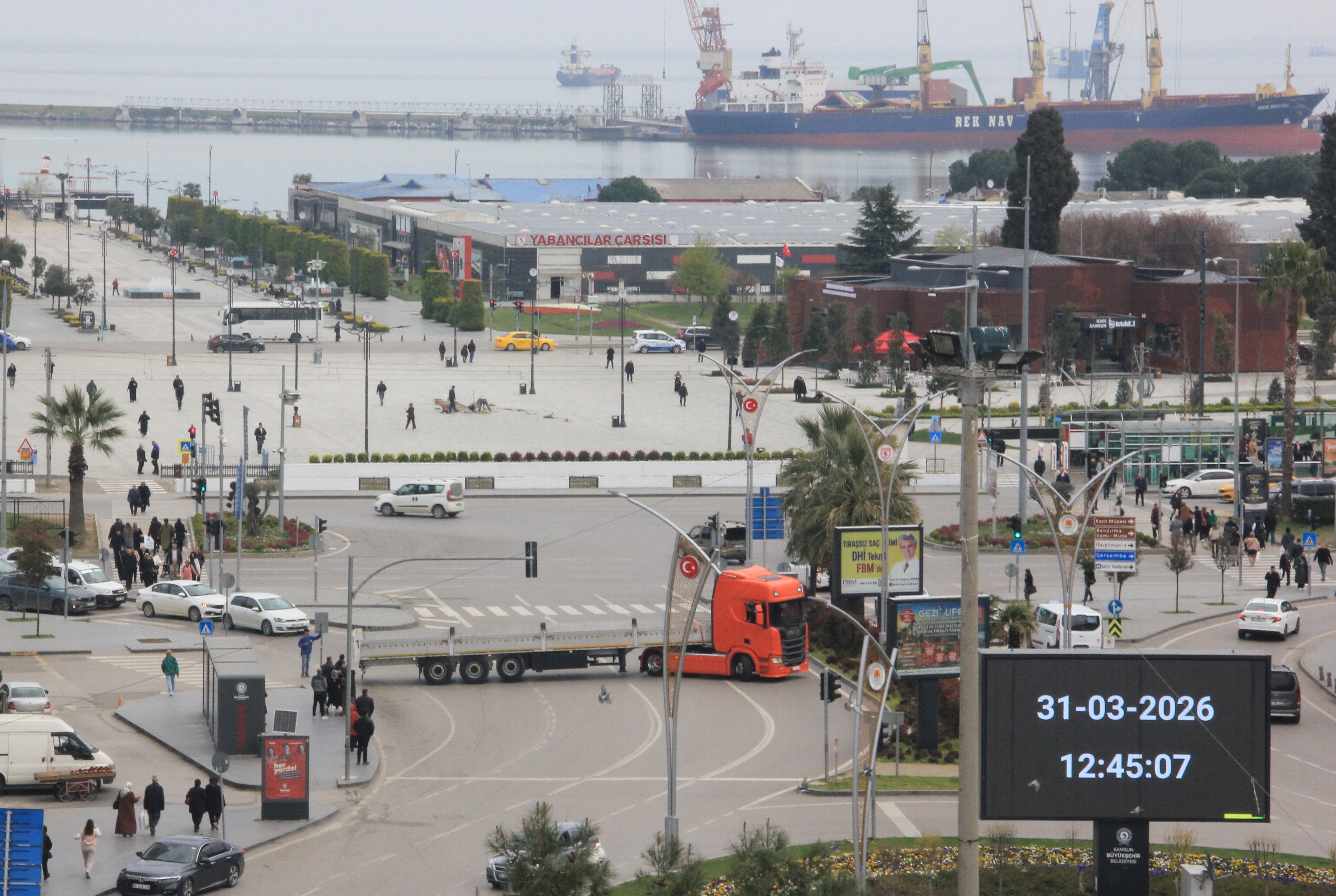 Samsun'da Tırdan Trafiği Tehlikeye Düşüren Hareket (1)