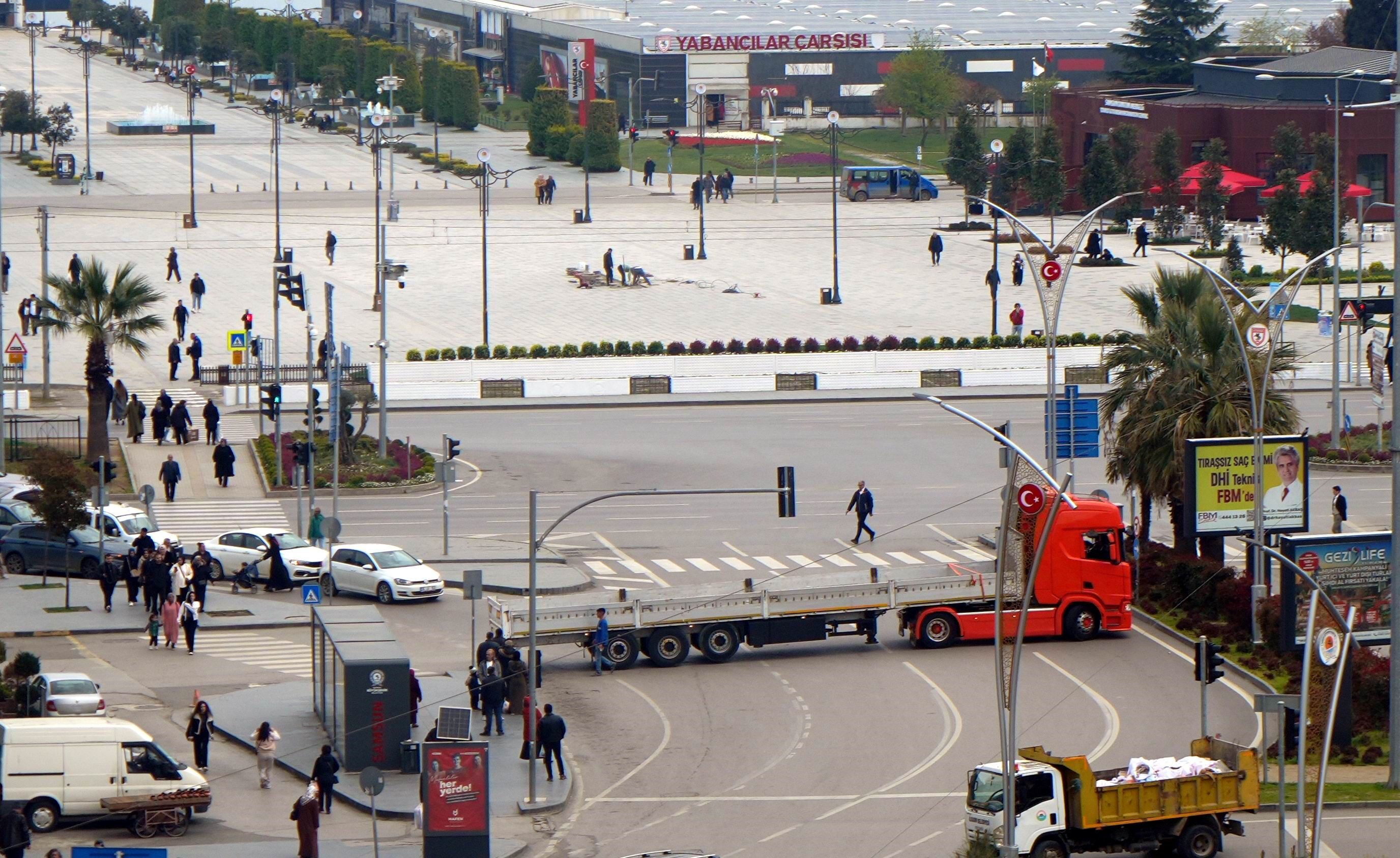 Samsun'da Tırdan Trafiği Tehlikeye Düşüren Hareket (2)