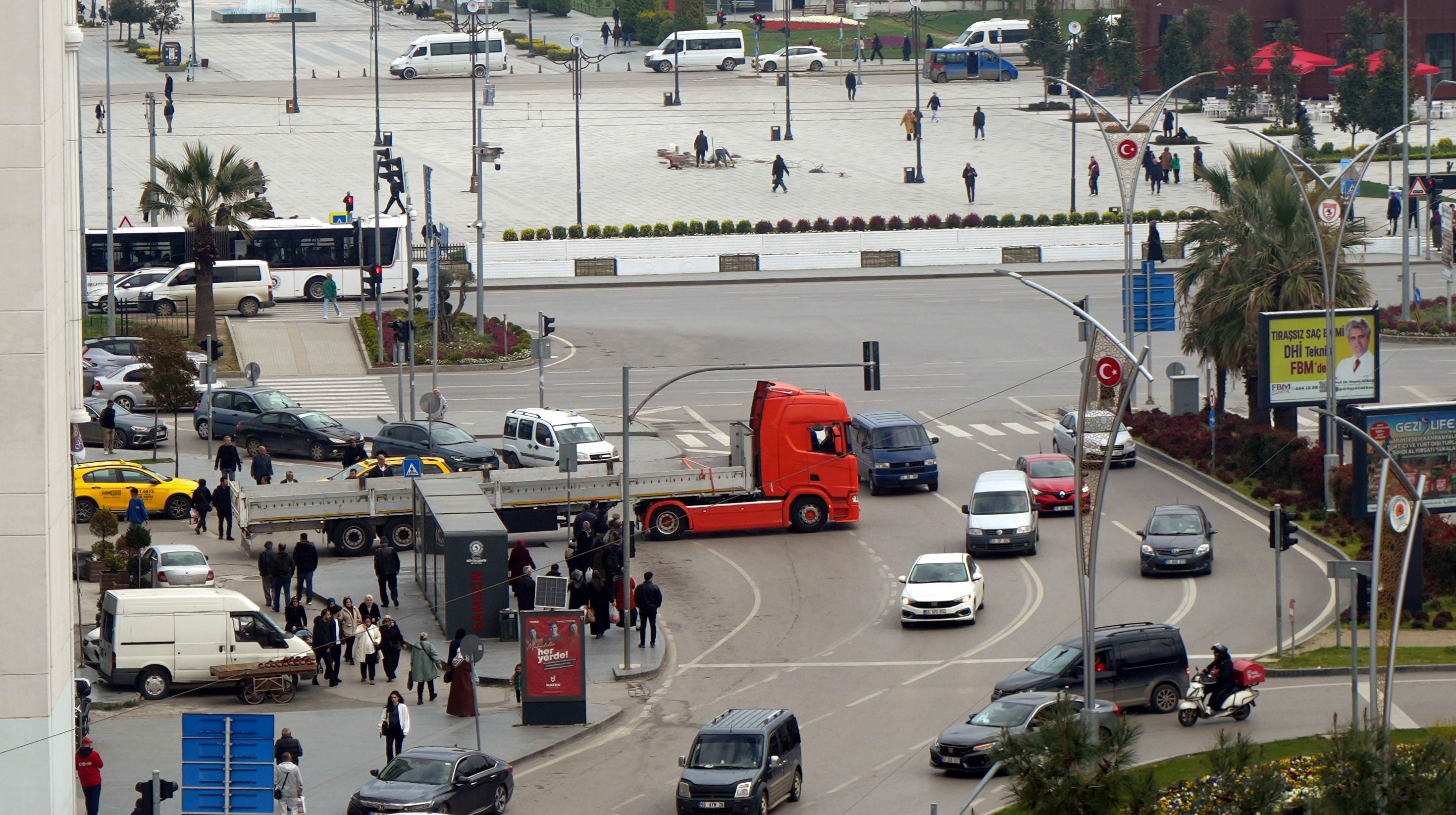 Samsun'da Tırdan Trafiği Tehlikeye Düşüren Hareket (3)