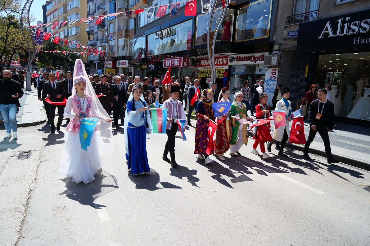 Türk Dünyasının Çocukları Samsun'u Renklendirdi (8)