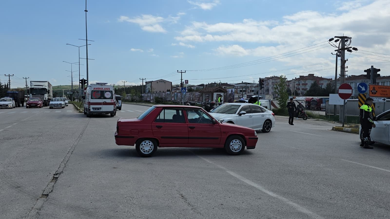 Vezirköprü'de Otomobil Ile Motosiklet Çarpıştı1