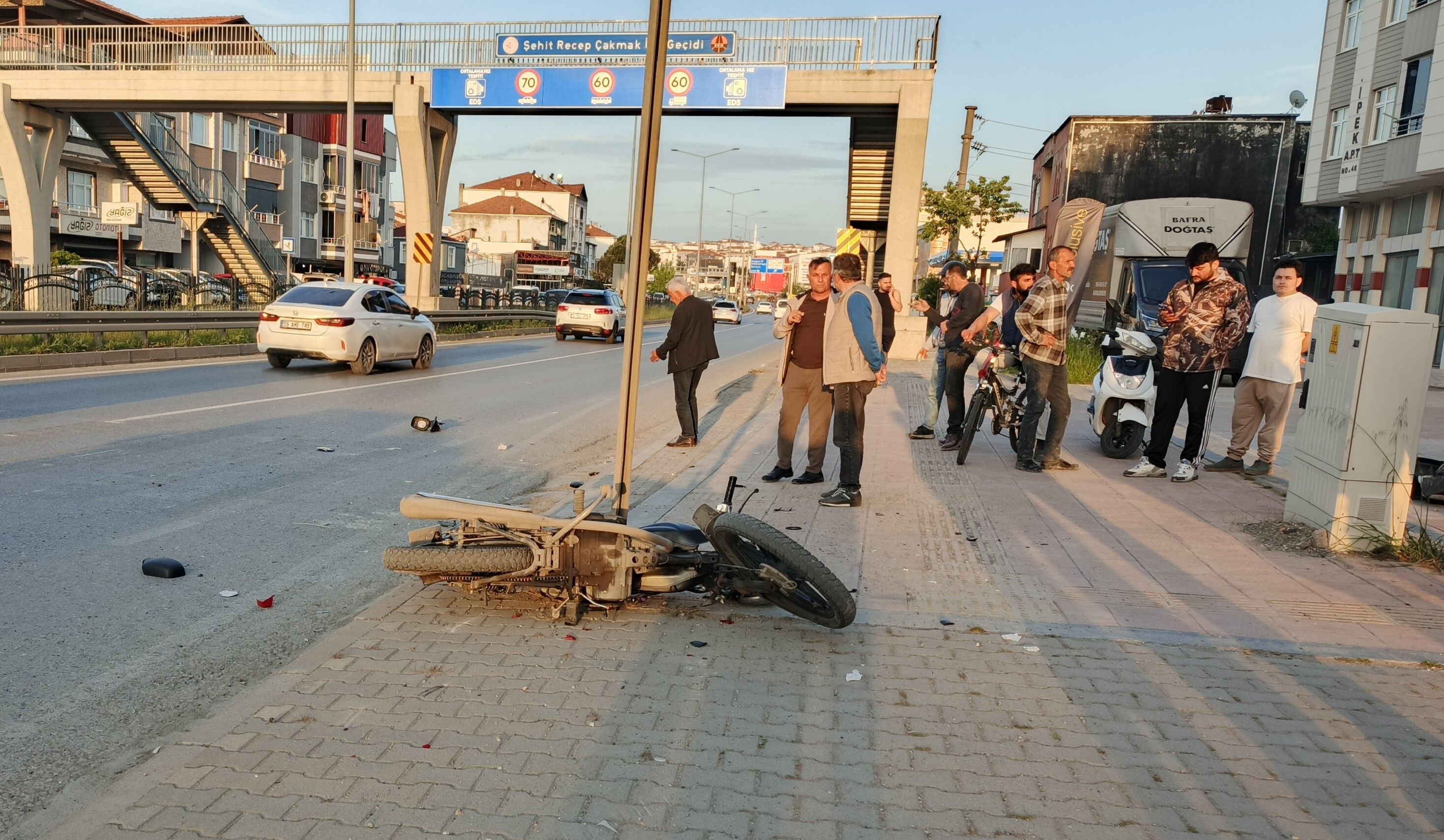 Bafra'da Hafif Ticari Aracın Çarptığı Kurye Ağır Yaralandı, Kaçan Sürücü Yakalandı (2)