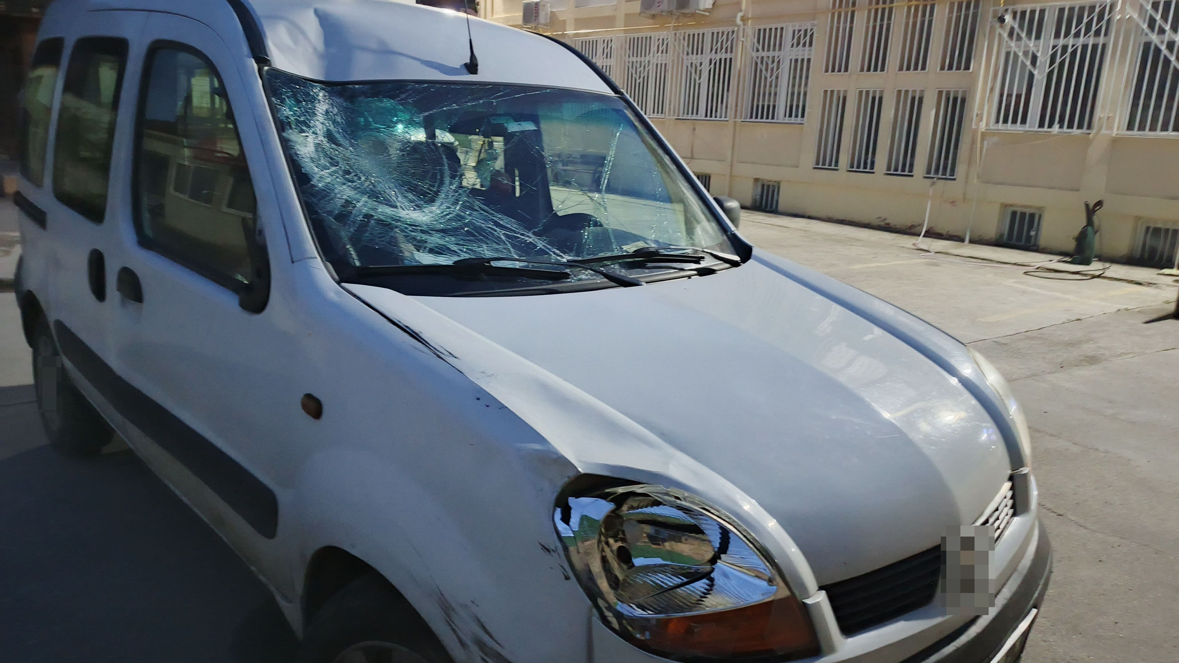 Bafra'da Hafif Ticari Aracın Çarptığı Kurye Ağır Yaralandı, Kaçan Sürücü Yakalandı (4)