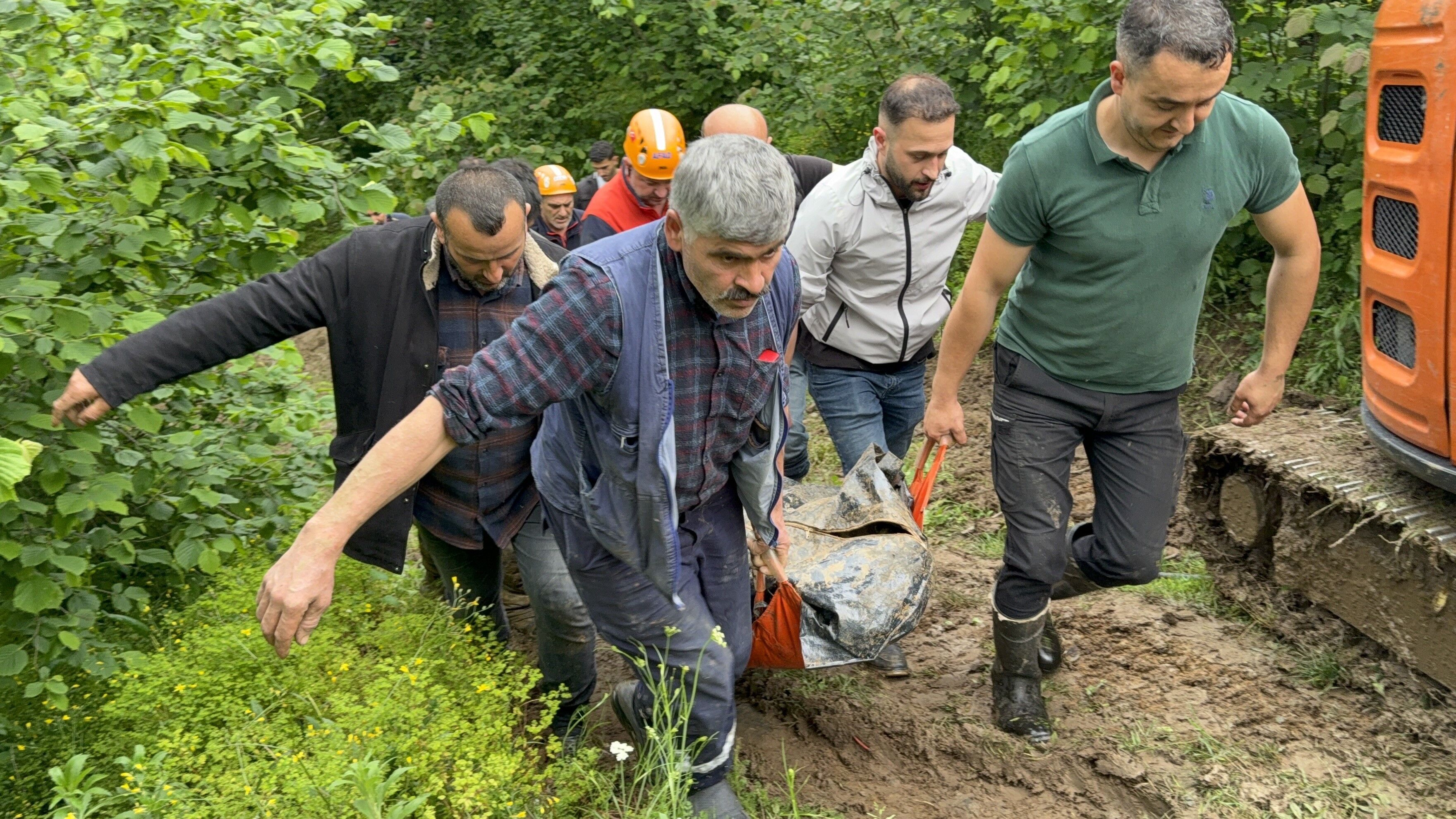 Define Kazısı Faciayla Bitti Göçük Altında Kalan Şahıs Hayatını Kaybetti (1)