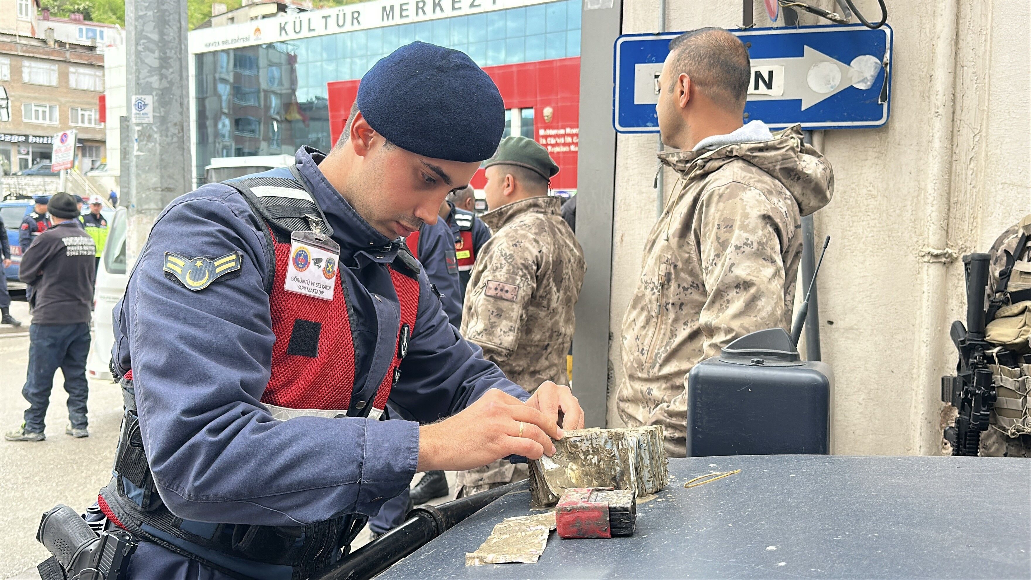 Jandarma Çamurda Bulduğu 6 Bin Tl'yi Emniyete Teslim Etti