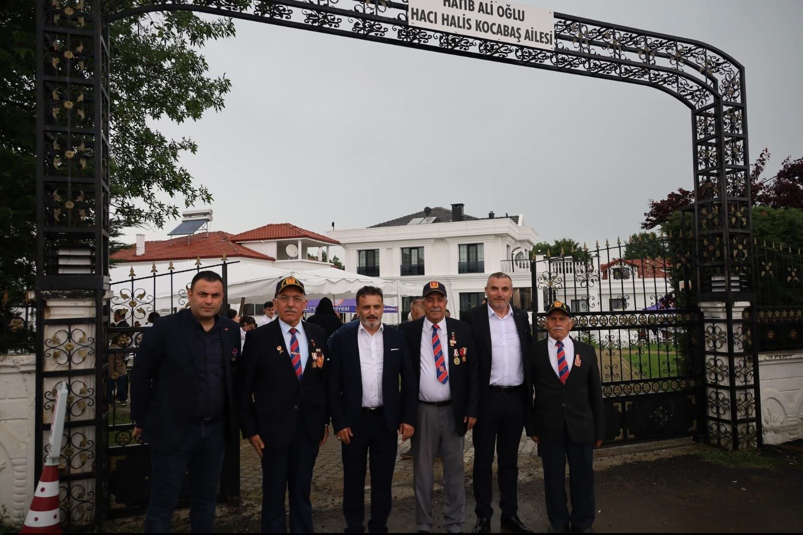 Kocabaş Ai̇lesi̇’nden 13 Yildir Süren Vefa Ai̇le Çinarlari Dualarla Anildi (4)