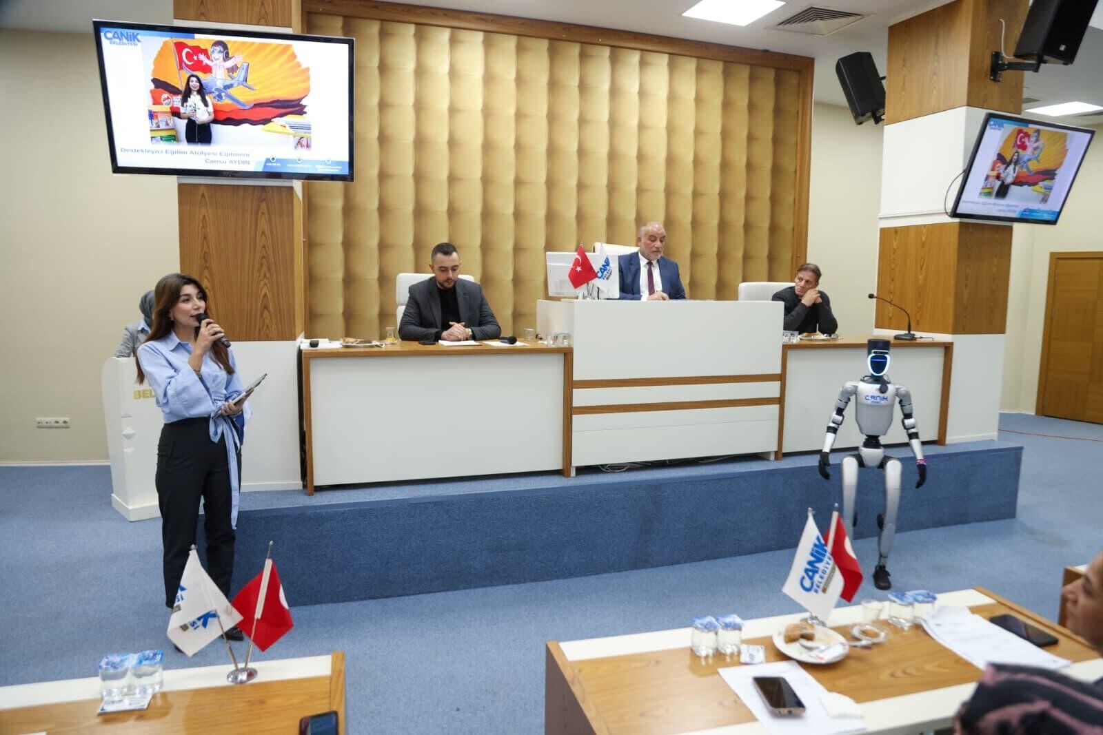 Nüfusa Kayıtlı Robot Mecliste (4)