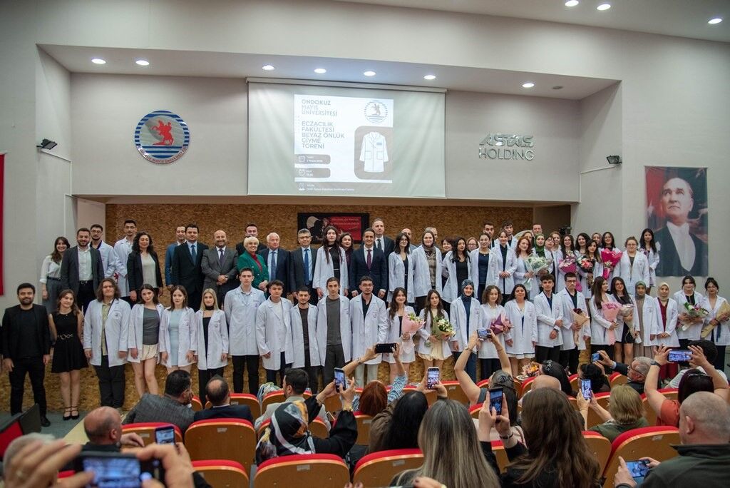 Omü'de Eczacılık Fakültesi Öğrencileri Beyaz Önlük Giydi (3)-2