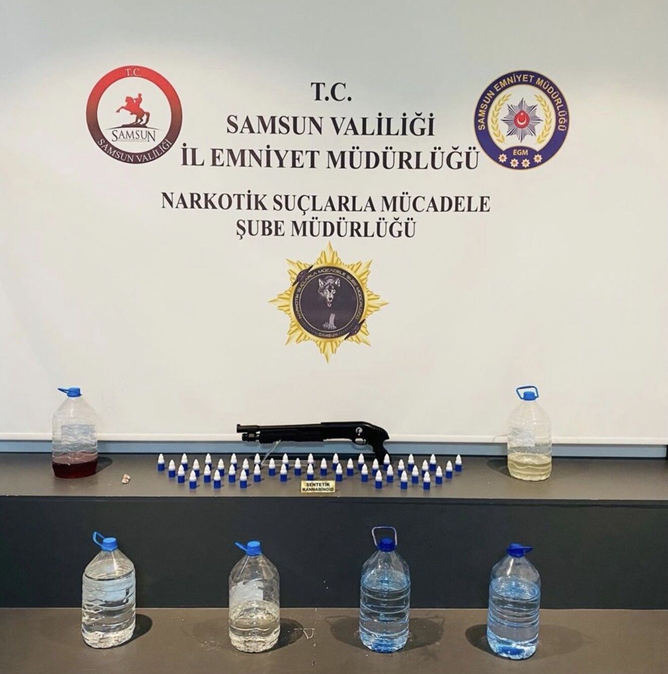 Samsun’da Likit Uyuşturucu Ve Hap Ele Geçirildi (1)