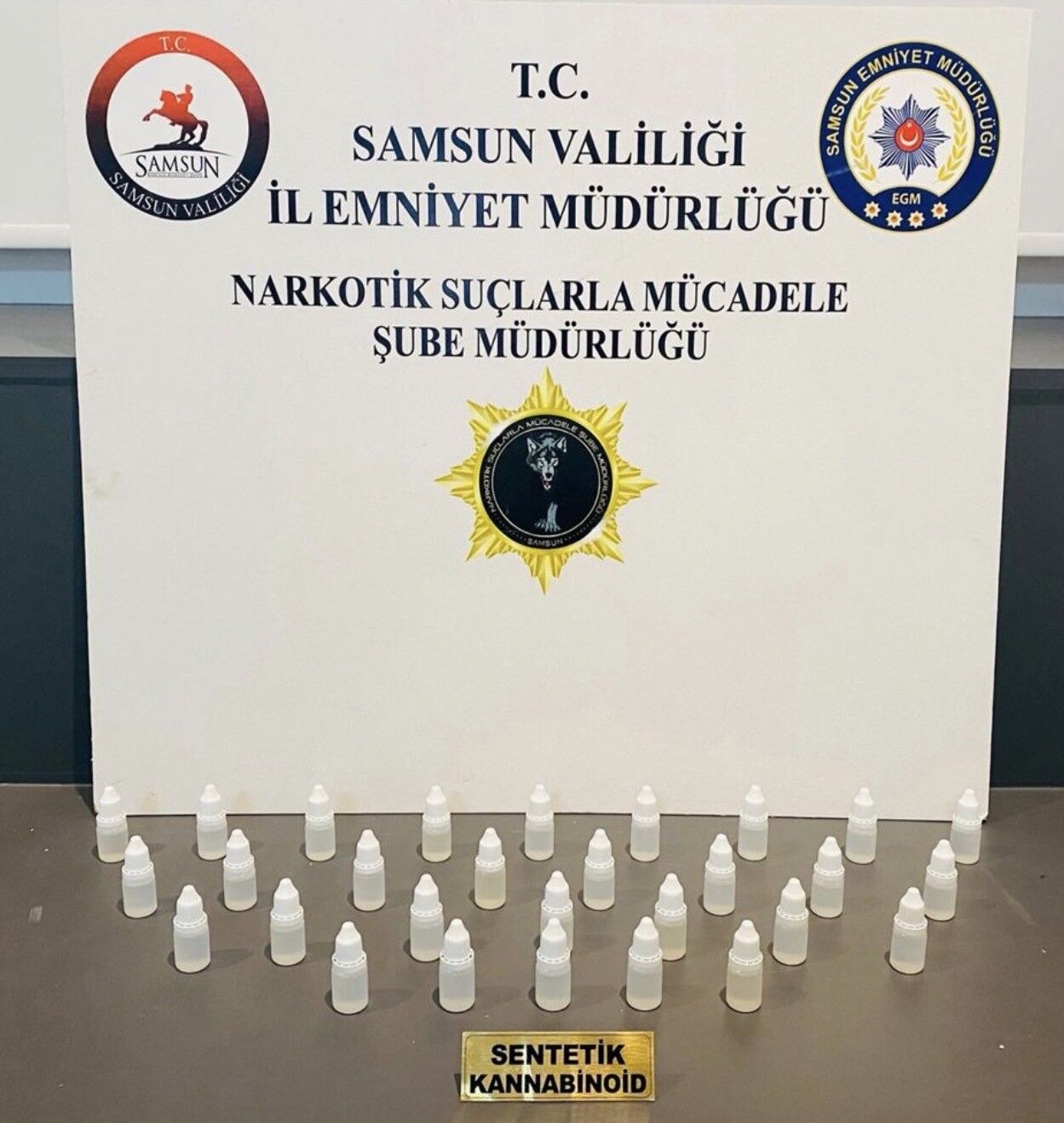 Samsun’da Likit Uyuşturucu Ve Hap Ele Geçirildi (4)