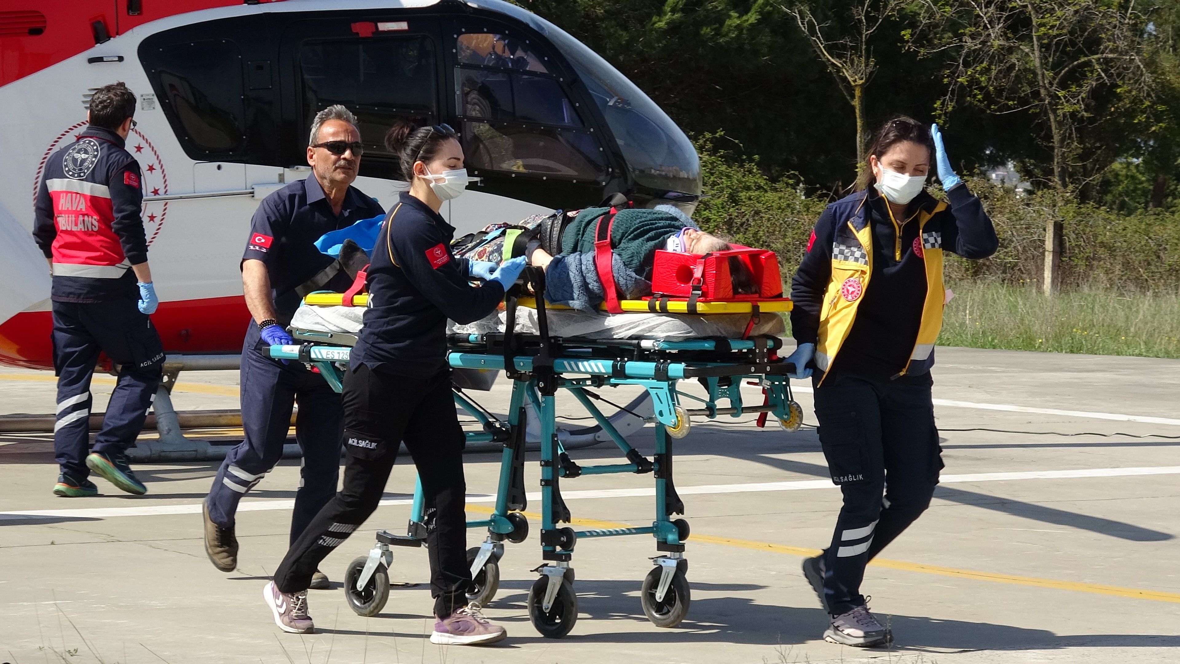 Tarlada Bacağı Kırılan Kadın, Ambulans Helikopterle Hastaneye Ulaştırıldı
