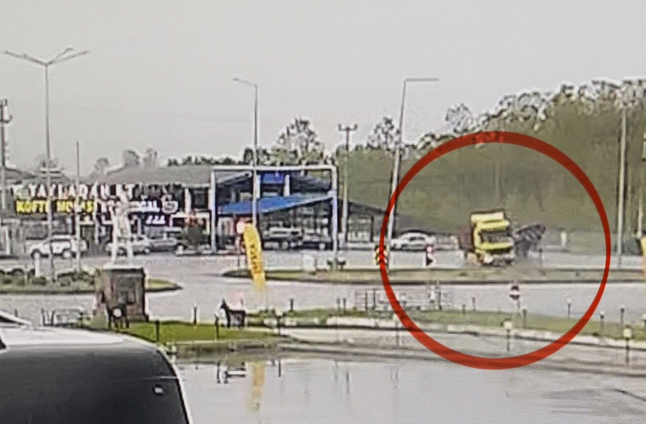 Terme'de Kırmızı Işıkta Durmaya Çalışan Tır Devrildi (1)