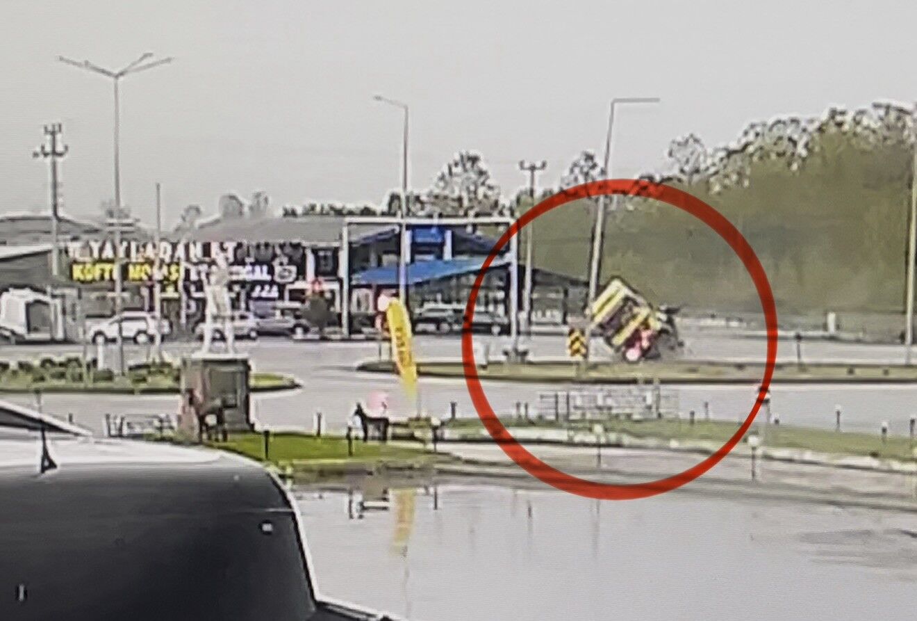 Terme'de Kırmızı Işıkta Durmaya Çalışan Tır Devrildi (2)
