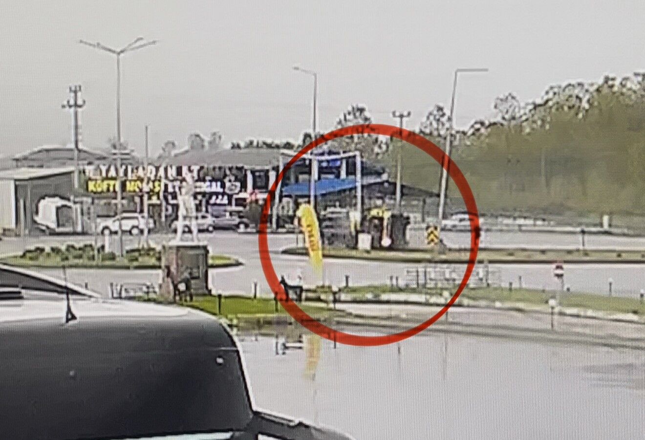 Terme'de Kırmızı Işıkta Durmaya Çalışan Tır Devrildi (3)