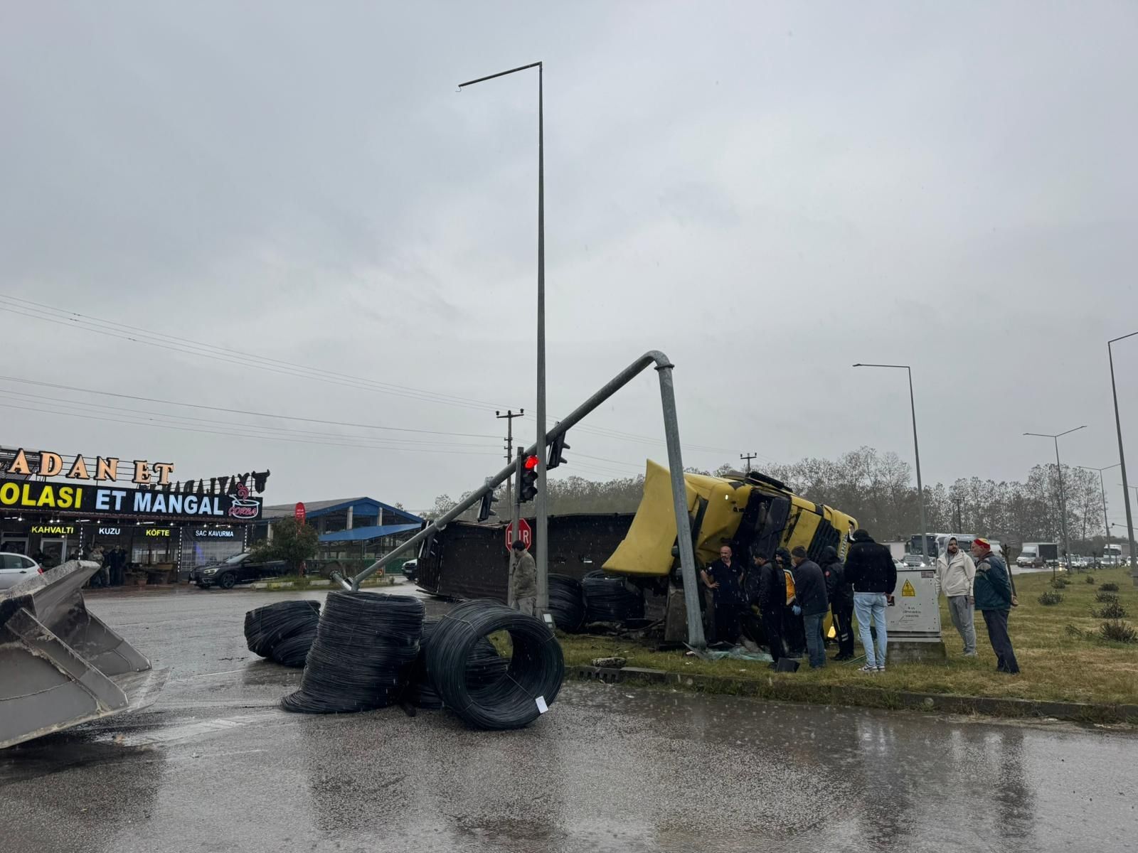 Terme'de Kırmızı Işıkta Durmaya Çalışan Tır Devrildi (7)