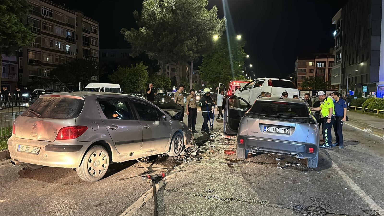 Atakum'da Kontrolden Çıkan Otomobil Karşı Şeride Geçti 5 Yaralı (4)