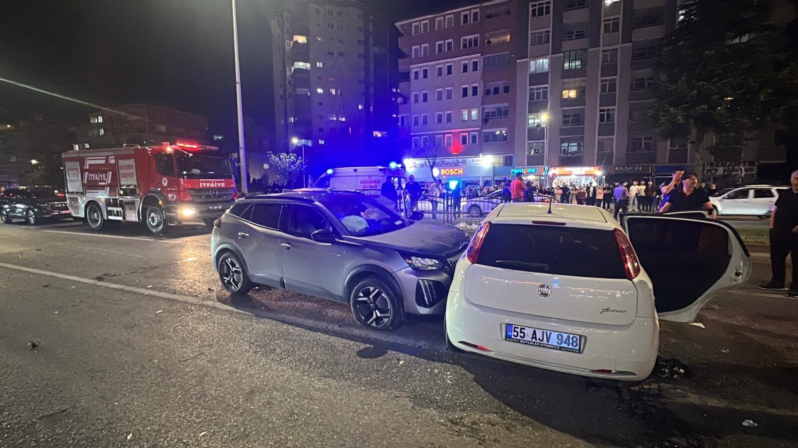 Atakum'da Kontrolden Çıkan Otomobil Karşı Şeride Geçti 5 Yaralı (5)