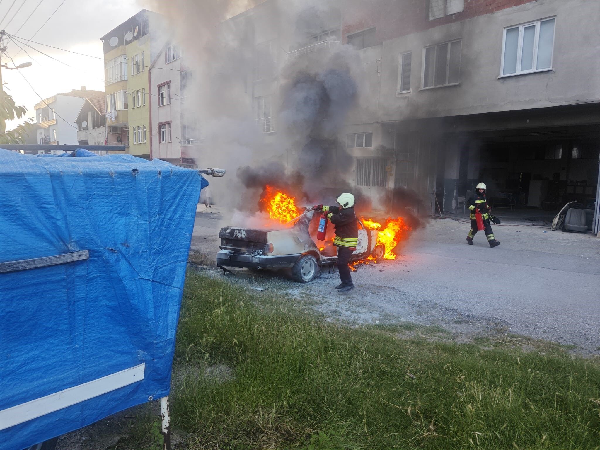 Bafra'da Kaportacı Dükkanında Korkutan Yangın Otomobil Alev Aldı (2)