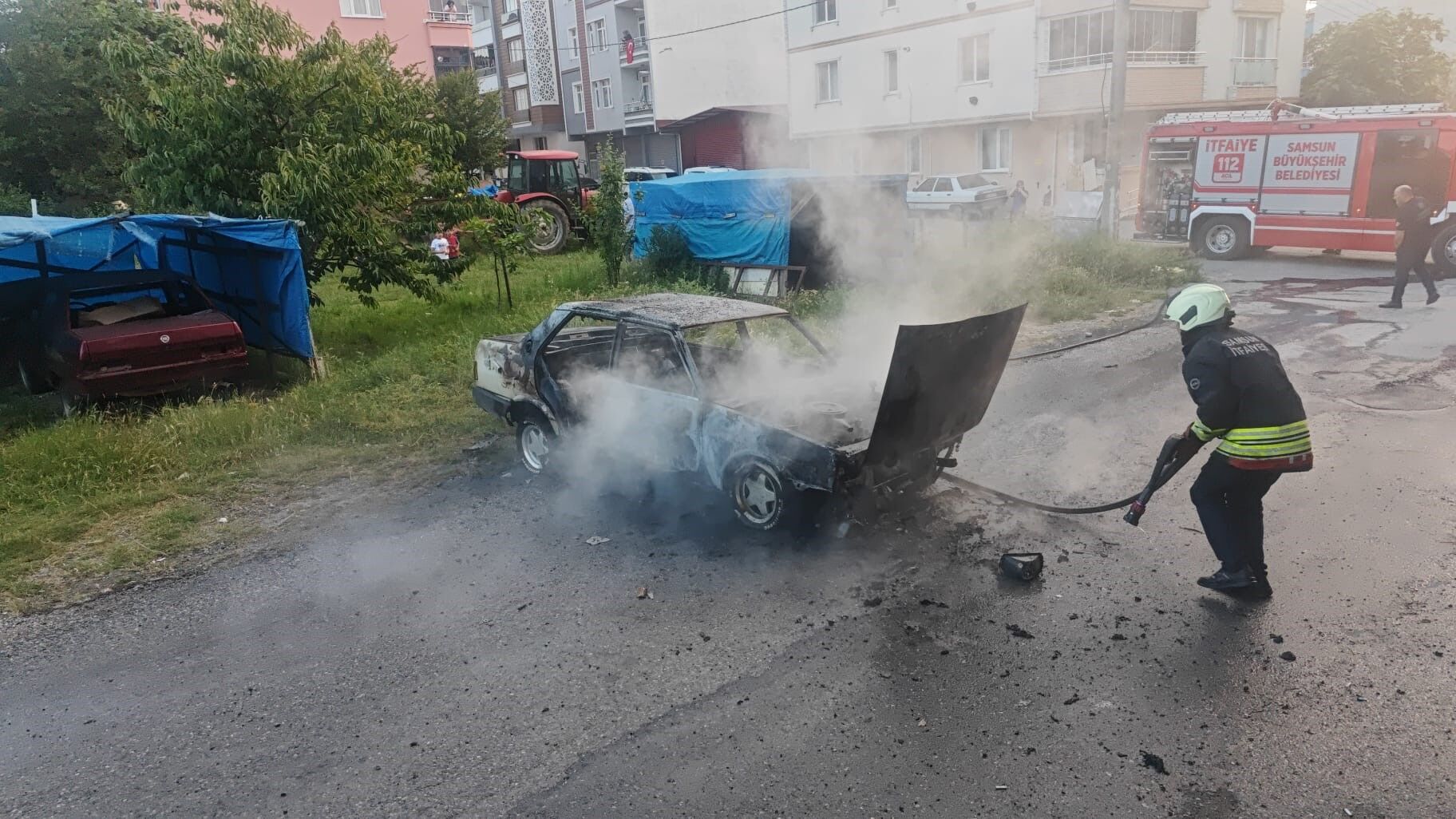 Bafra'da Kaportacı Dükkanında Korkutan Yangın Otomobil Alev Aldı (3)
