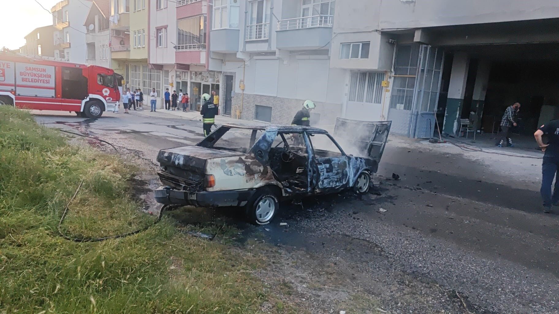 Bafra'da Kaportacı Dükkanında Korkutan Yangın Otomobil Alev Aldı (4)