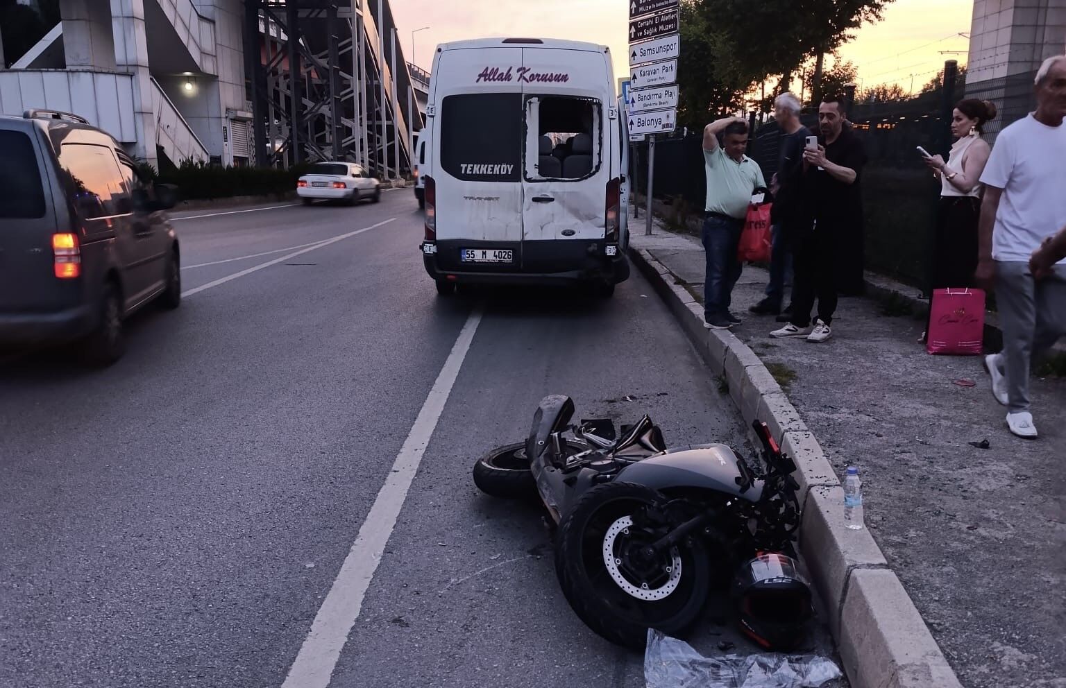 Canik'de Motosiklet Dolmuş Minibüse Arkadan Çarptı 1 Yaralı (1)