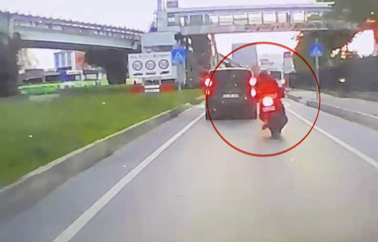 Canik'de Motosiklet Dolmuş Minibüse Arkadan Çarptı 1 Yaralı (2)