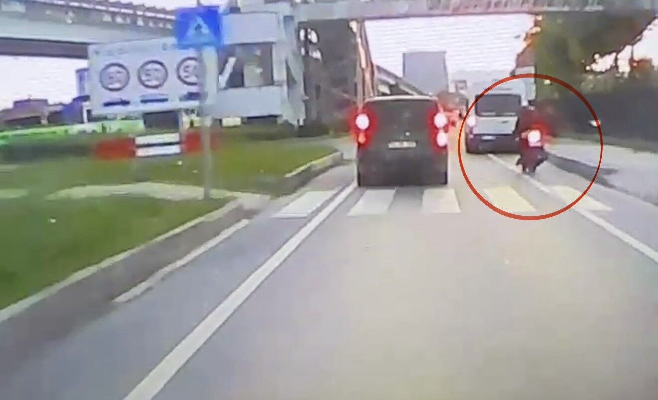Canik'de Motosiklet Dolmuş Minibüse Arkadan Çarptı 1 Yaralı (3)